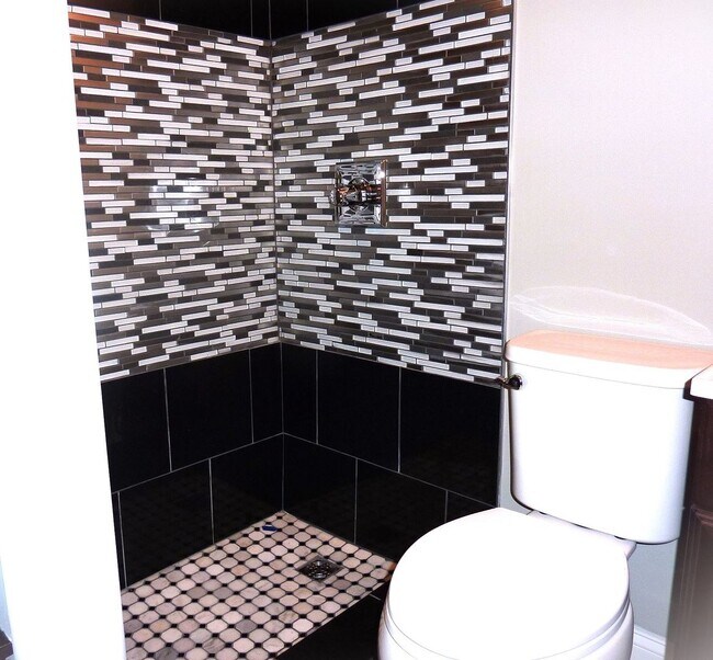 Building Photo - Premium One-Bedroom Condo Near UTK – Walk to Class, Law School & Neyland Stadium