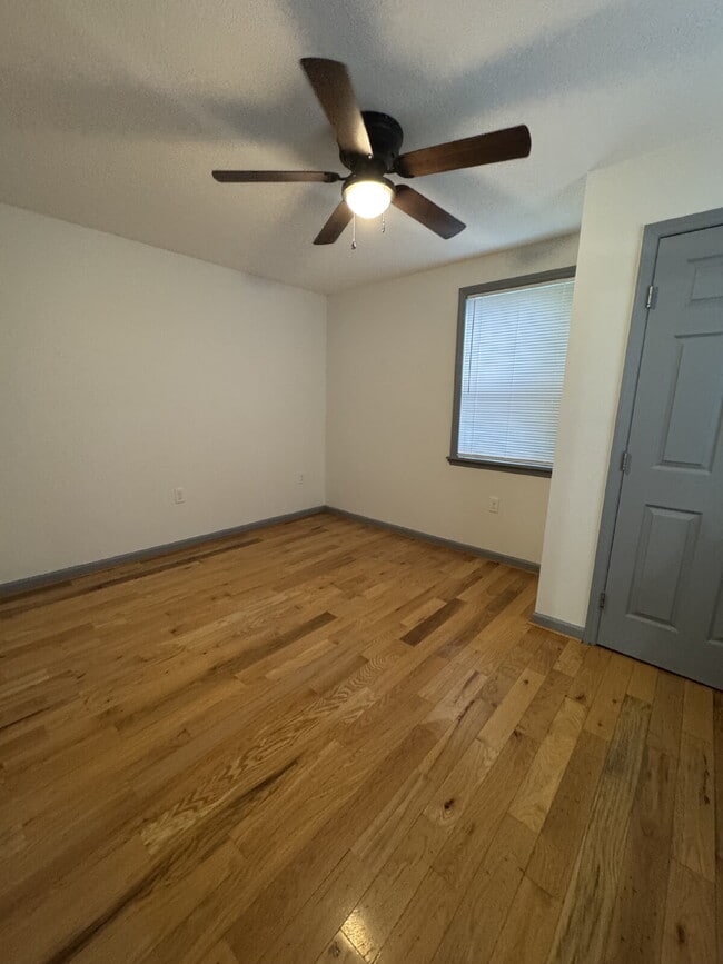 Building Photo - Fully renovated 2 bed/1 bath home with fen...