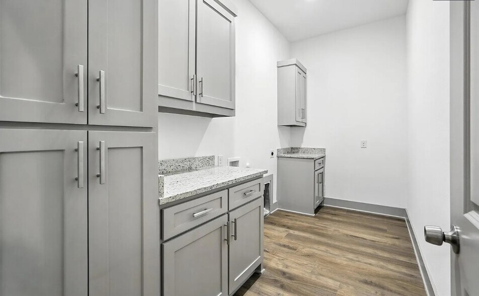 Building Photo - 716 Oak Creek Dr