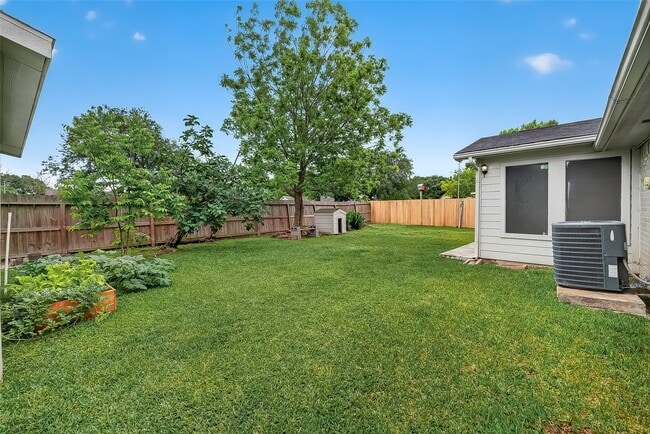 Building Photo - 13907 Old Village Ln