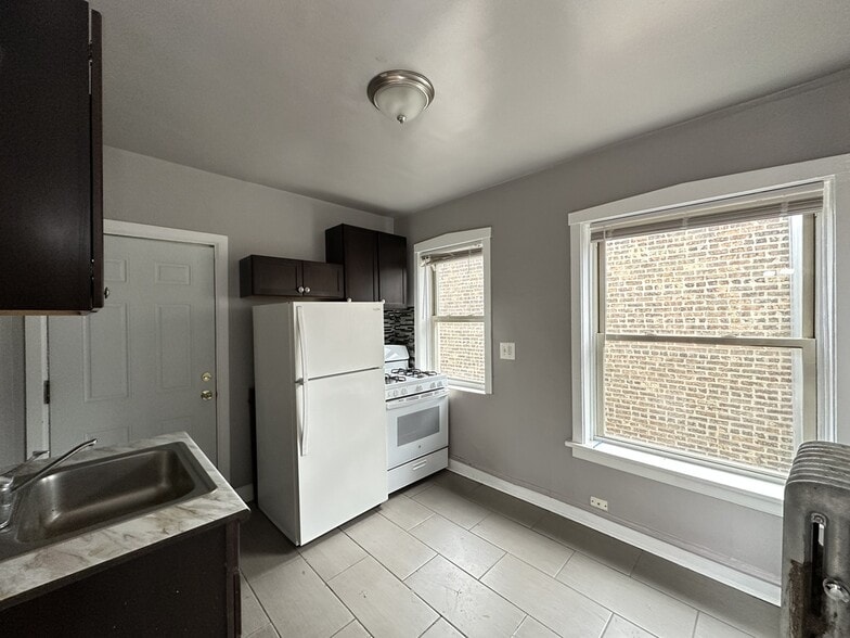 Building Photo - 4027 W Melrose St