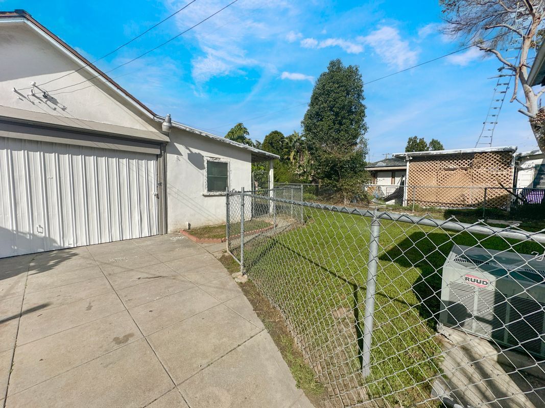 Building Photo - 209 Elm St