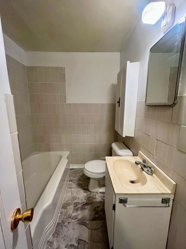 Building Photo - Charming 2 Bedroom 1 Bathroom Home In The ...