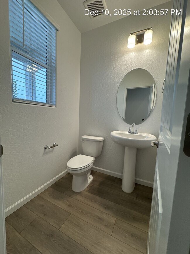 Building Photo - Newly built Home!