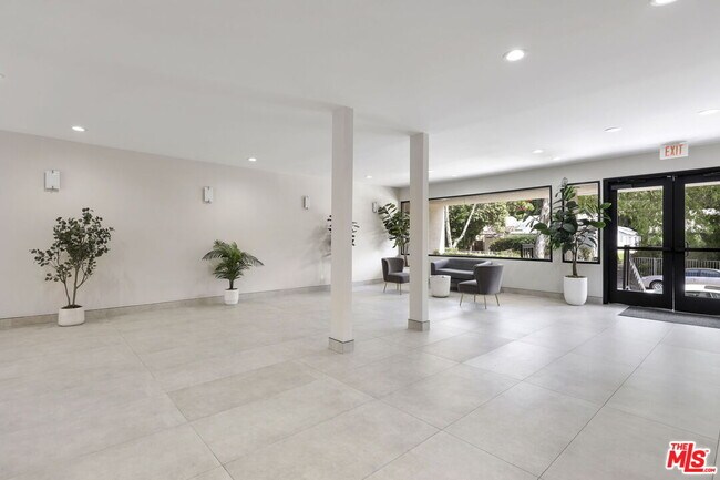 Building Photo - 723 Westmount Dr