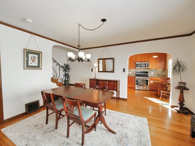 Building Photo - 1718 Le Roy Ave