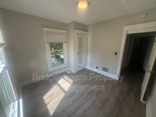 Building Photo - 823 Princeton Dr