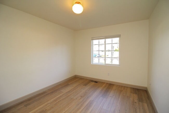 Building Photo - 11318 NE Siskiyou St