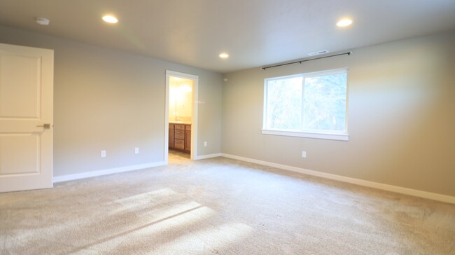 Building Photo - Rare 5/3 home in SE Bend