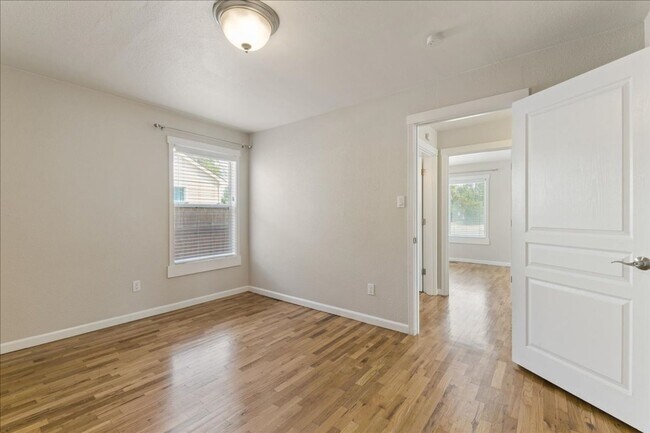 Building Photo - Remodeled 5 Bedroom Home Close to Boise St...