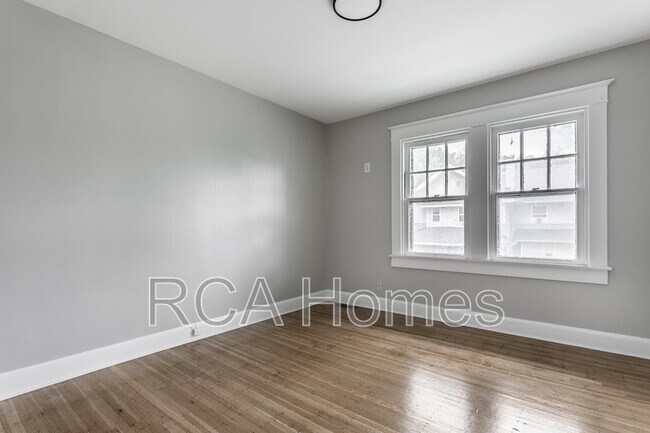 Building Photo - 3272 N College Ave