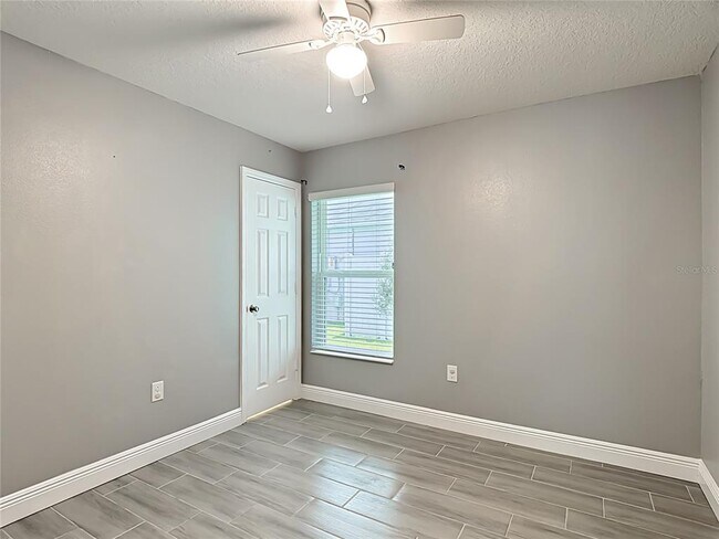 Building Photo - 3040 Lakes Crest Ave