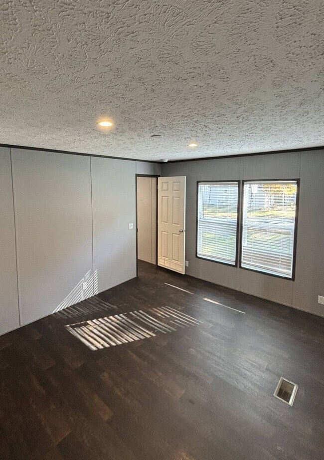 Building Photo - 3150 Plateau Dr