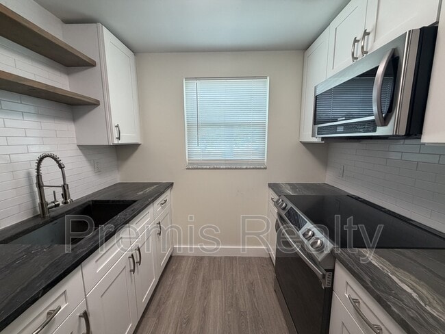 Building Photo - 2028 N Betty Ln