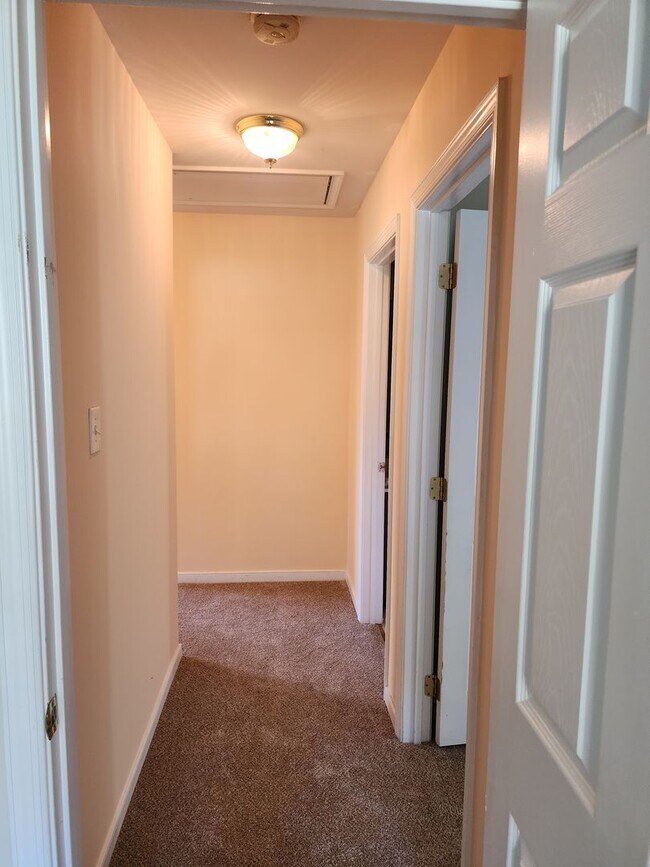 Building Photo - Beautiful 5 Bedroom Home in Watermill Subdivision!