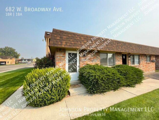 Building Photo - 682 W Broadway Ave