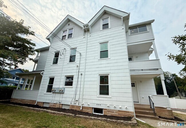 Building Photo - 449 Stanley St