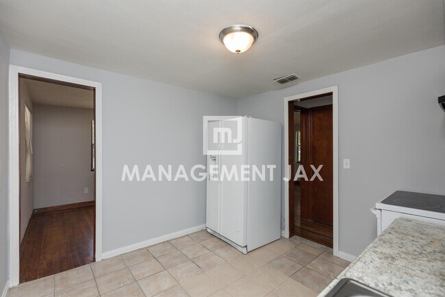 Building Photo - 1598 W 33rd St