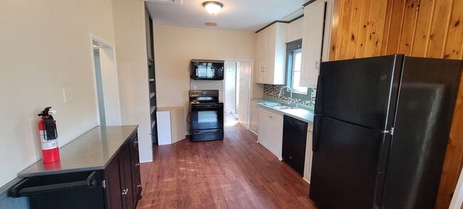 Building Photo - 3 Bedroom House