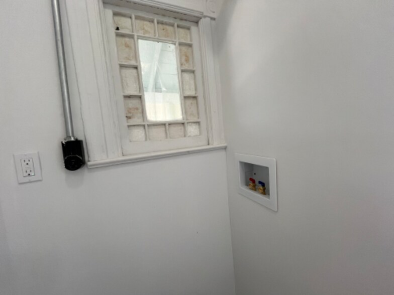 Building Photo - 48 Chiswell St