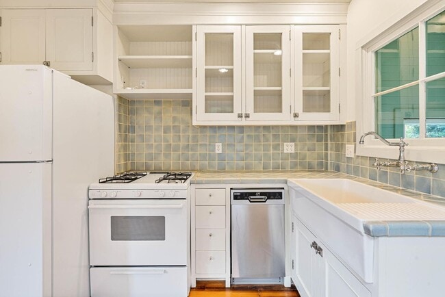 Building Photo - $300 off 1st month! Beautiful 2-bdrm/1-bat...