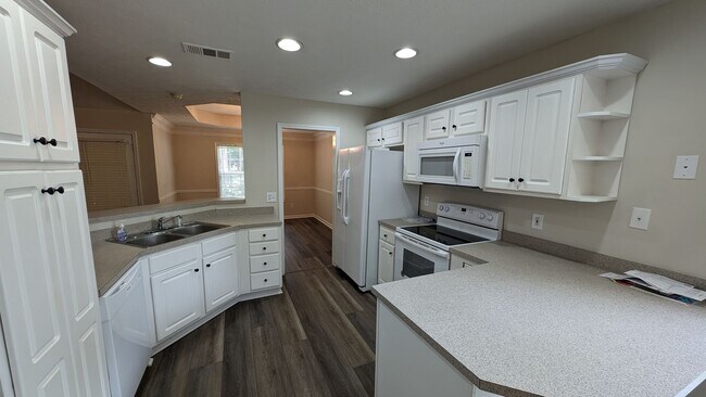 Building Photo - 105 Foxdale Dr