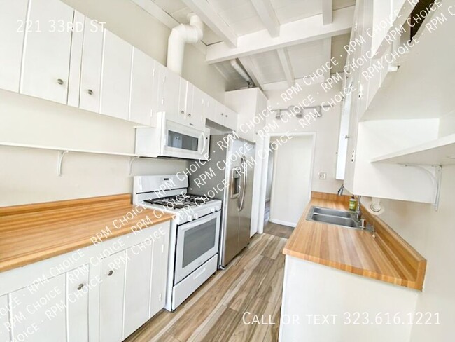 Building Photo - 221 33rd St
