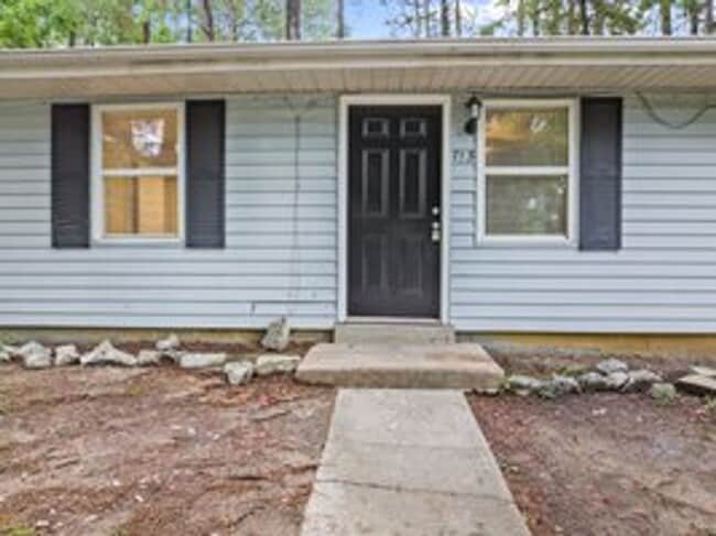 Building Photo - 3 Bedroom 1.5 Bath Single Family Home
