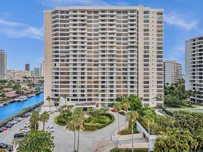 Building Photo - 2500 Parkview Dr