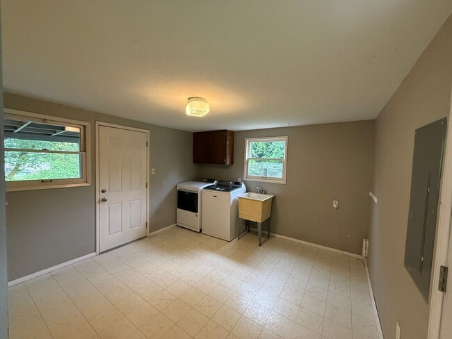 Building Photo - Spacious 3 bed 1 bath Edmonds Home on Large Private Lot! $2850/mo.