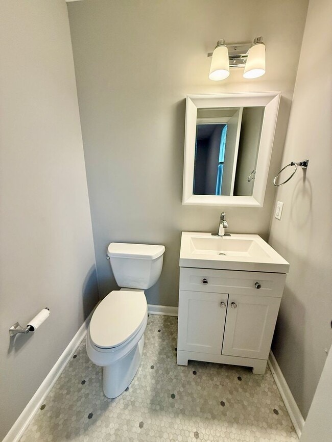Building Photo - 3 Bedroom 1.5 Bath House w/Large Yard- Easy access to OHB and Nolensville Pk $1950