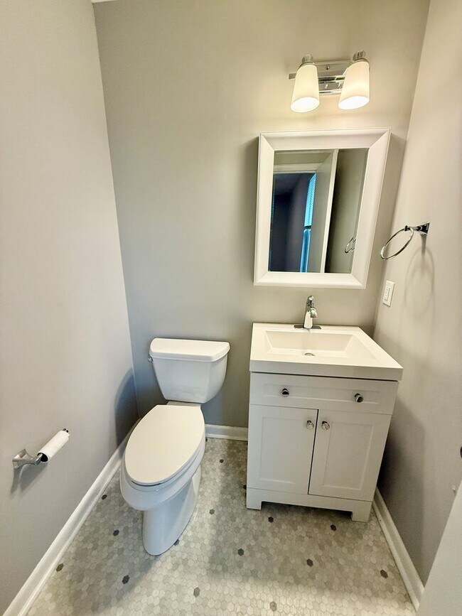 Building Photo - 3 Bedroom 1.5 Bath House w/Large Yard- Easy access to OHB and Nolensville Pk $2100