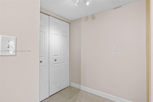 Building Photo - 9365 Fontainebleau Blvd