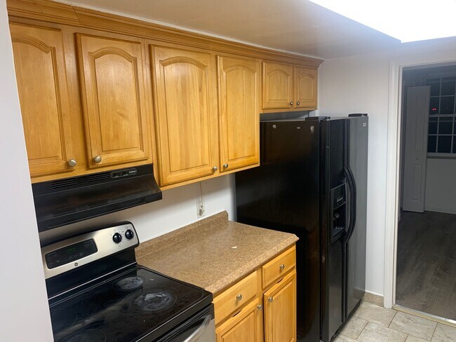 Building Photo - 2 Hollowbrook Plz