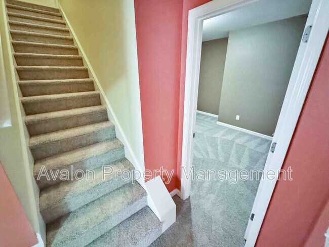 Building Photo - 2435 Manor View