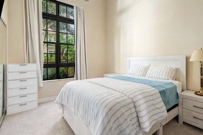 Building Photo - 701 S Olive Ave