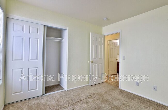 Building Photo - 1025 E Palomino Way