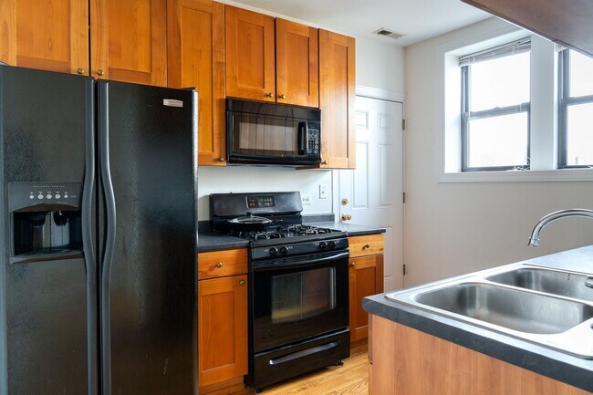 Building Photo - North Lincoln Square - 2 Bed / 1 Bath - In Unit Laundry