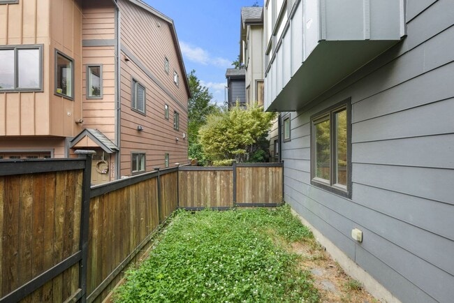 Building Photo - West Seattle - Large Bright 2 Bedroom 1.75 bath Delridge Townhouse