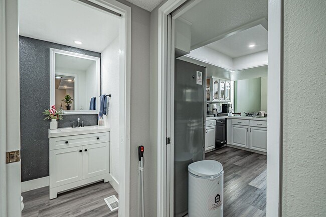 Building Photo - 3BD, 2.5BA Arapahoe Lake Park Townhome Nea...