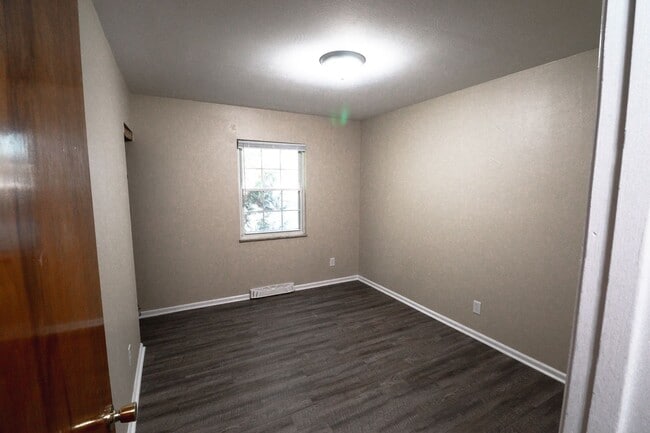 Building Photo - 3 Bedroom House