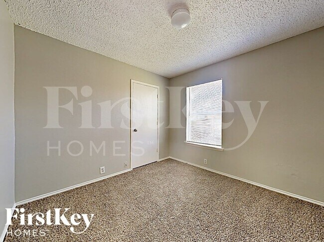 Building Photo - 1600 Shady Shores Dr