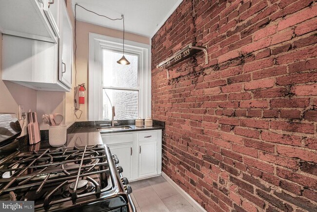 Building Photo - 424 11th St NE