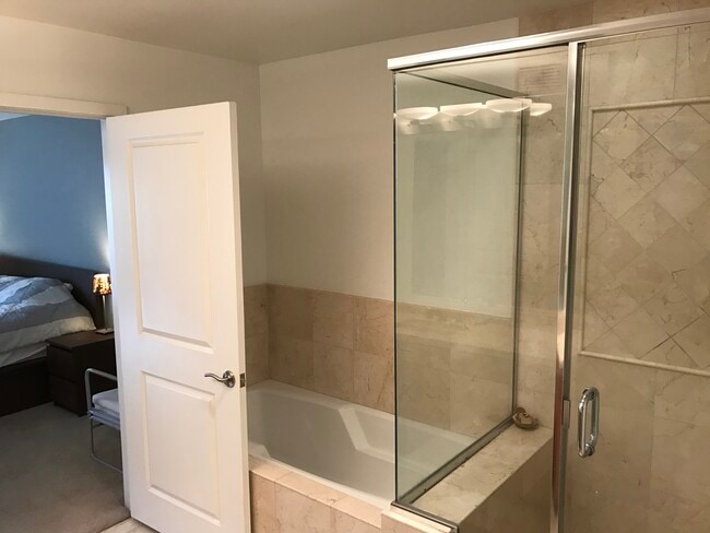 Building Photo - 1951 N Beachwood Dr