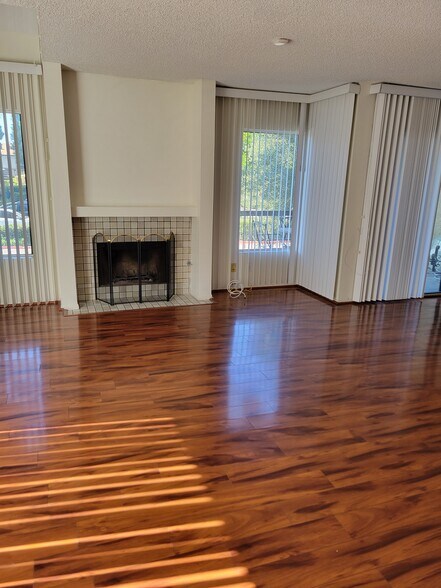 Building Photo - 849 E Victoria St