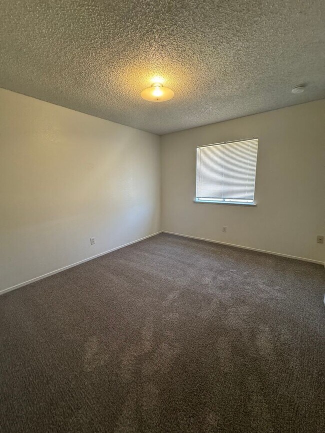 Building Photo - Charming 3 Bed, 2 Bath Home on a large late in  Madera Estates Rent