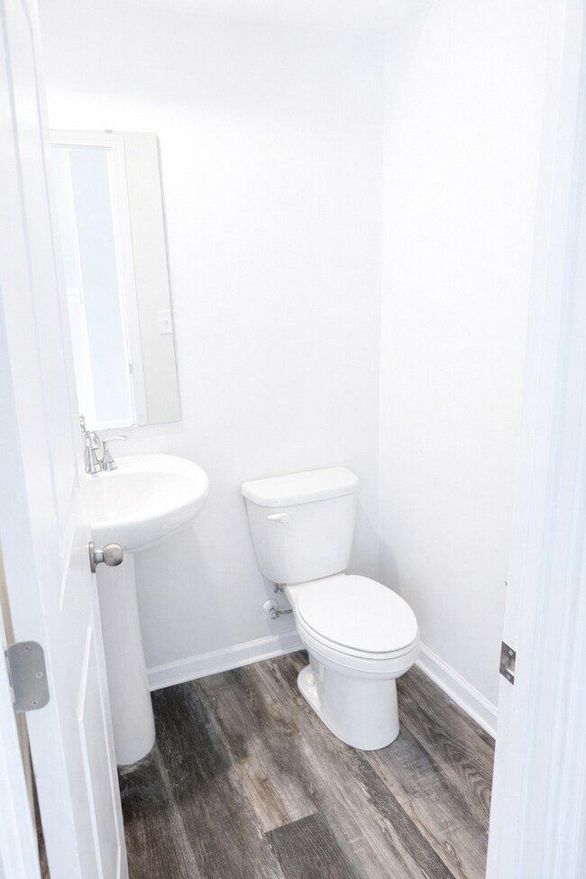 Building Photo - Brand New End-Unit Townhome | 3 BR/2.5BA | 1-Car Garage | Near Downtown Mooresville