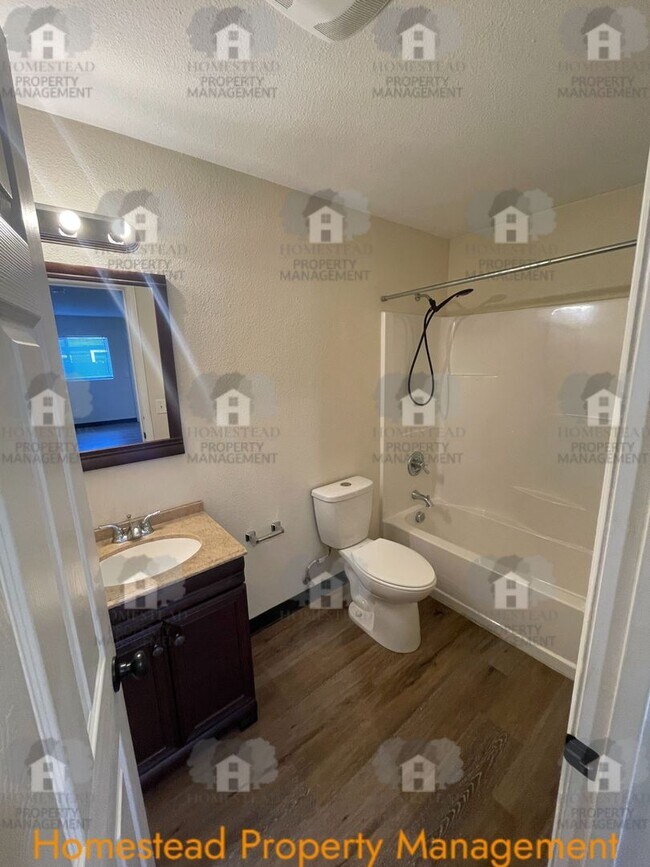 Building Photo - 595