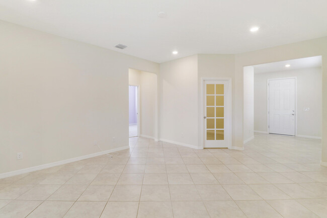 Building Photo - 633 SE Monet Dr