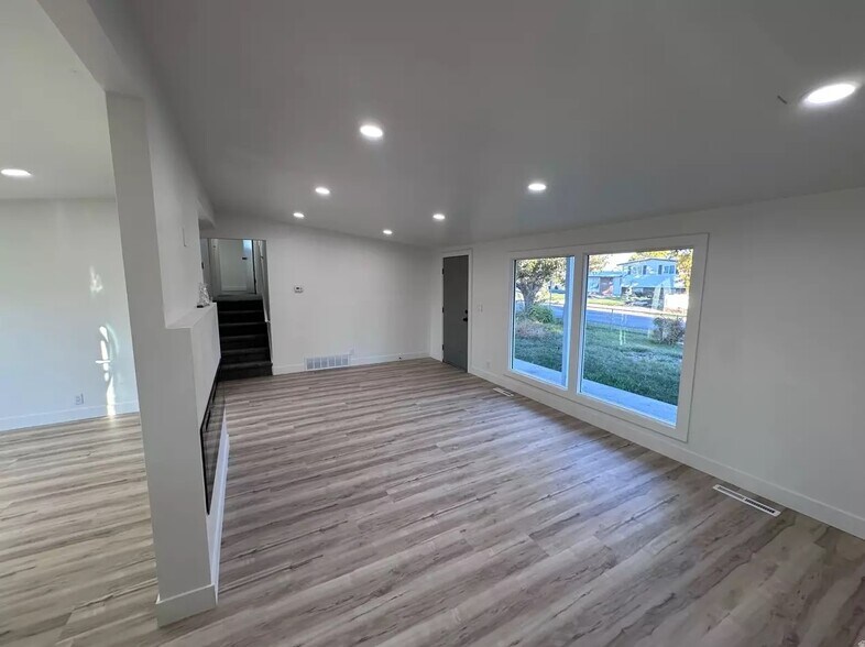 Building Photo - 2171 W Kirkham Way